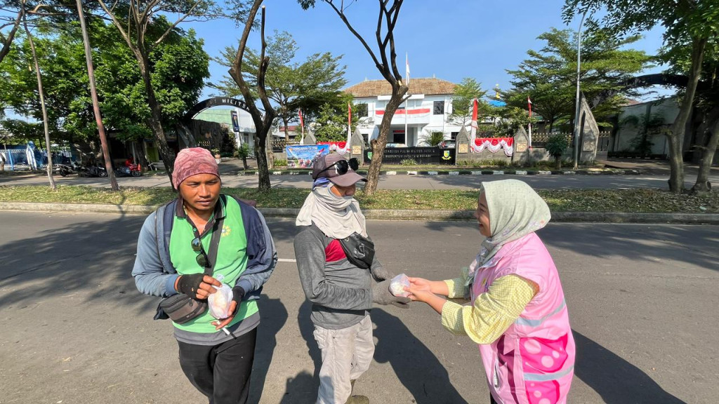 PLN UP3 Majalaya Peringati Hari Kesaktian Pancasila dengan Aksi Berbagi dan Dukung UMKM Lokal