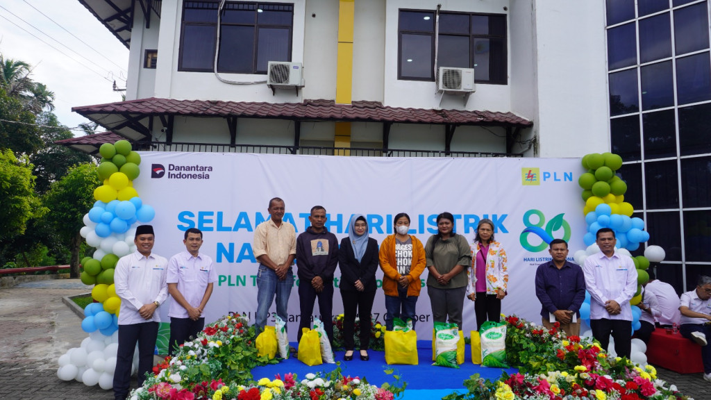 PLN UP3 Rantauprapat Beri 70 Paket Sembako Bagi Keluarga Miskin dan Bangun Sumur Bor Masjid