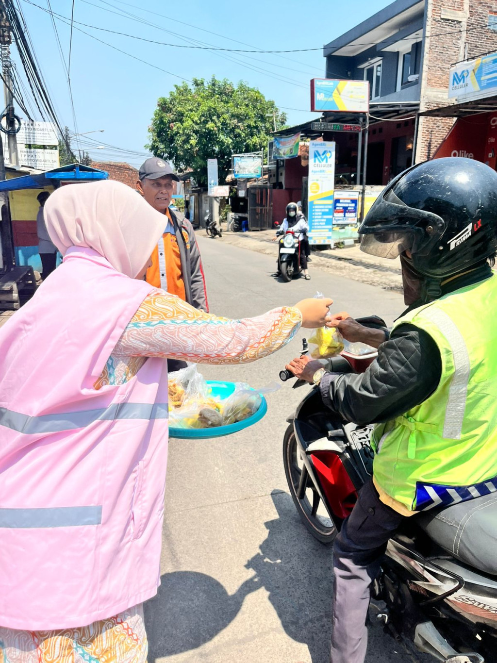 Ratusan Paket Sarapan dari PLN Cikarang Setiap Jumat, Berdayakan UMKM