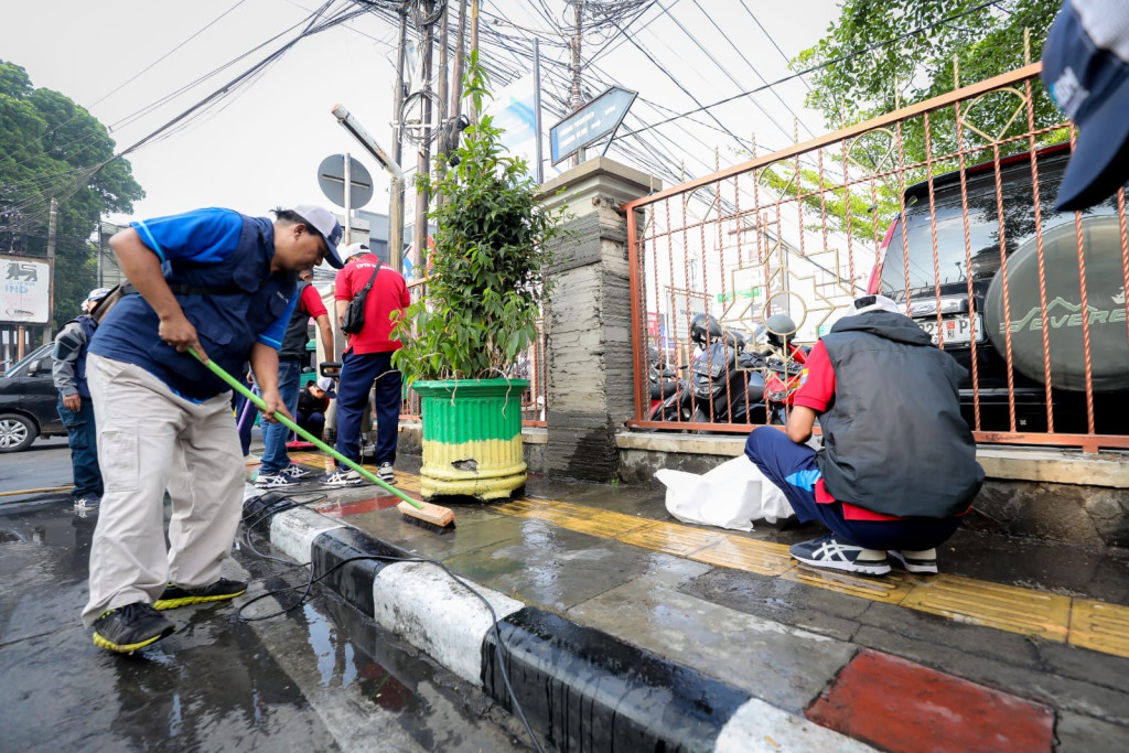 Ribuan Warga Kompak Bebersih Bandung, Wali Kota Sebut Kebersihan Harus Jadi Gerakan Kolektif