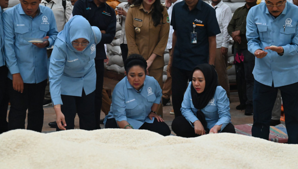Titiek Soeharto Blusukan Lagi ke Gudang Beras Bulog, Ingatkan Hal Ini
