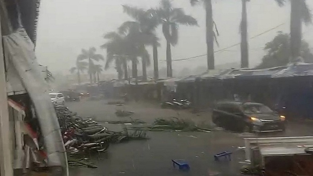 Warga Diminta Siaga: BMKG Peringatkan Hujan Petir hingga Rob Hari Ini