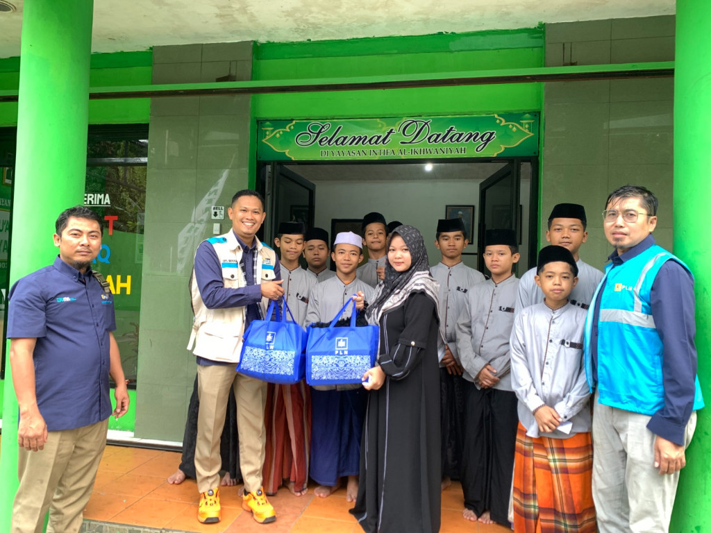 YBM PLN UP3 Bekasi Salurkan Bantuan Lewat Program Ketuk Pintu Tetangga