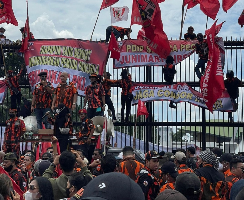 Massa Pemuda Pacasila Demo di Senayan, Minta Junimart Keluar!