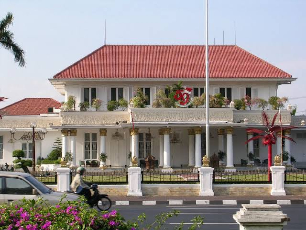 Mengenal Gedung Grahadi Surabaya, Bangunan Belanda Tahun 1795 Ini Masih Berdiri Kokoh