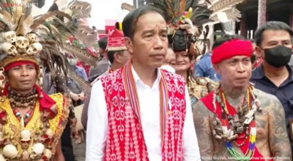 Hadiri Temu Akbar Pasukan Merah di Kalimantan Barat, Jokowi Dikawal Panglima Jilah
