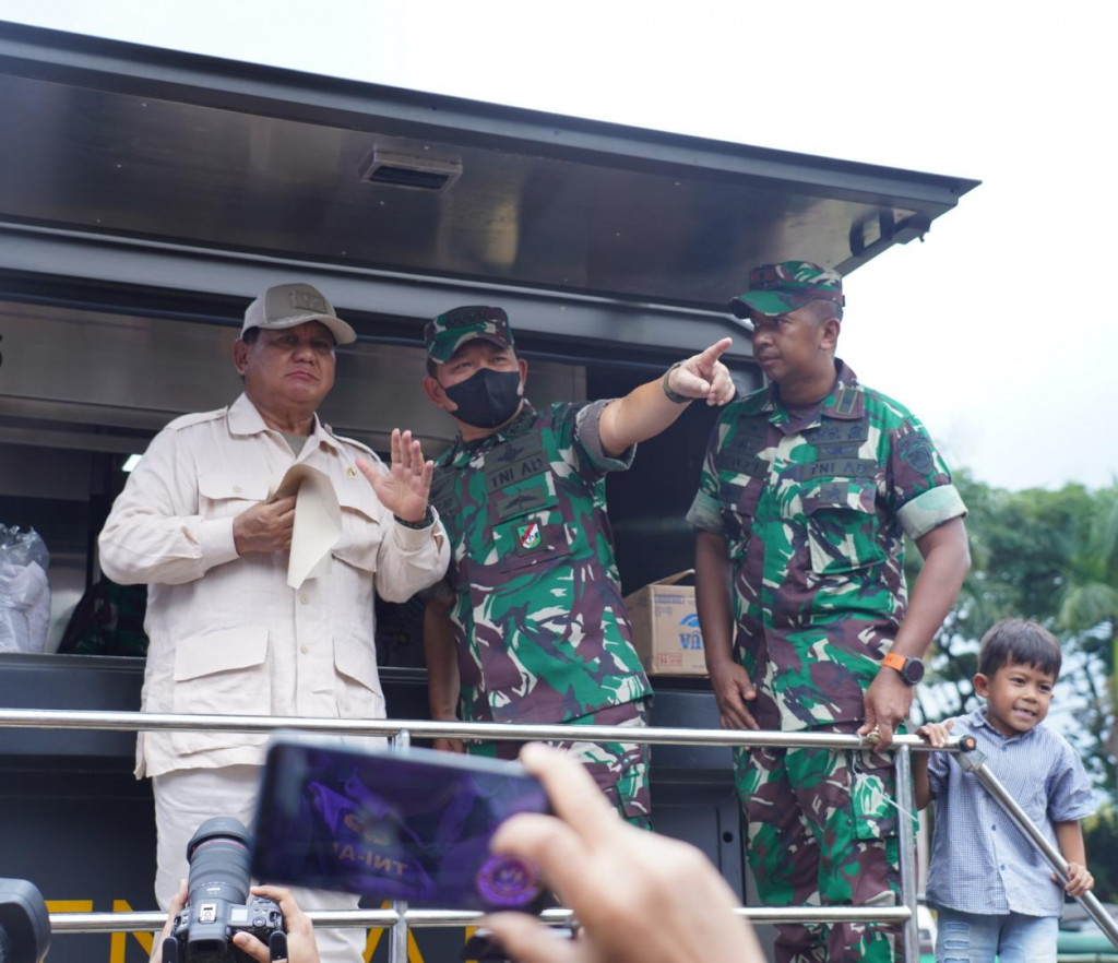 Kasad Dampingi Menhan Tinjau Dapur Lapangan TNI AD di Pengungsian Gempa Cianjur