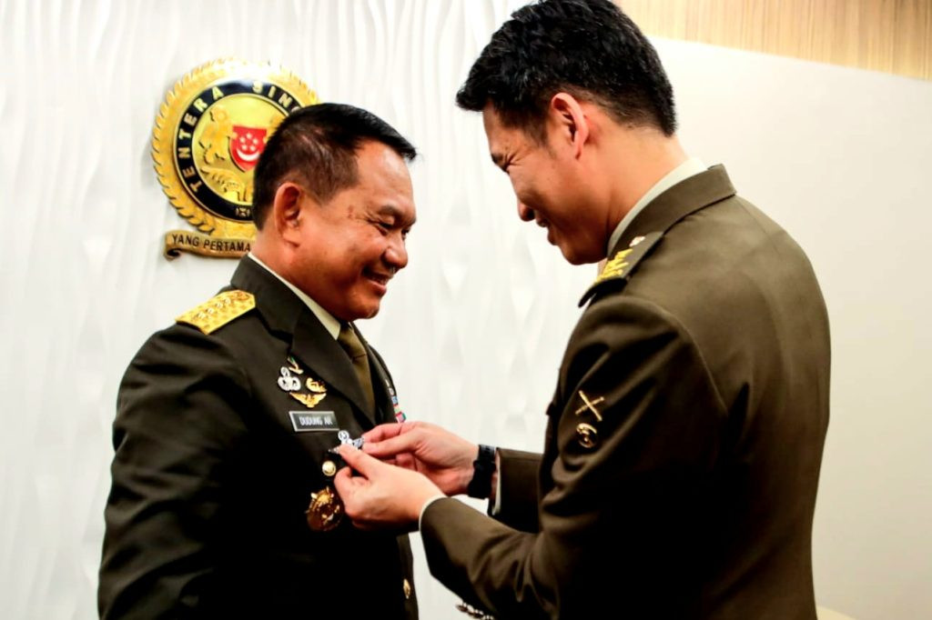 Kasad Menerima Penghargaan Dua Kualifikasi Kemampuan Militer dari AD Singapura