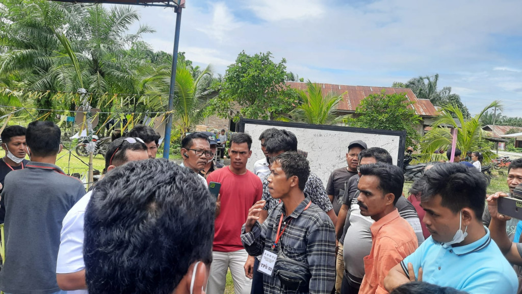 Pemilik KTP Ditolak, Anak SMP Bisa Mencoblos di Desa Sei Tarolat, Warga Protes