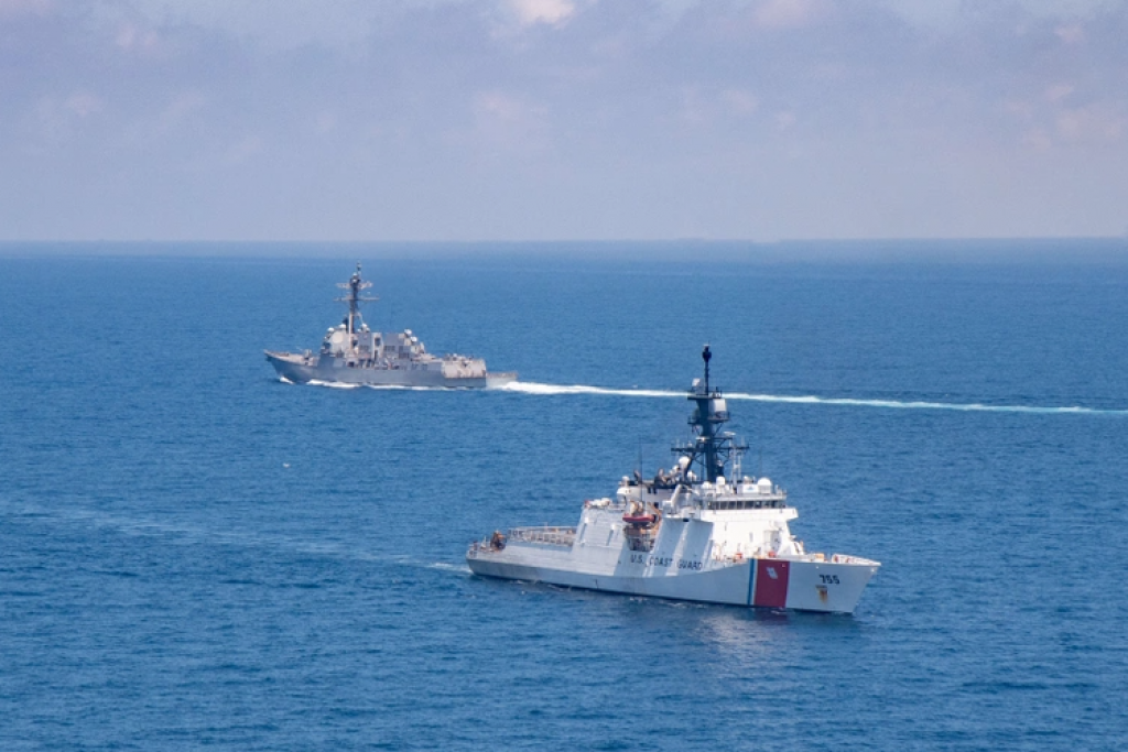 Penjaga Pantai China 'Ambil Paksa' Benda Terapung Misterius dari Kapal Angkatan Laut Filipina