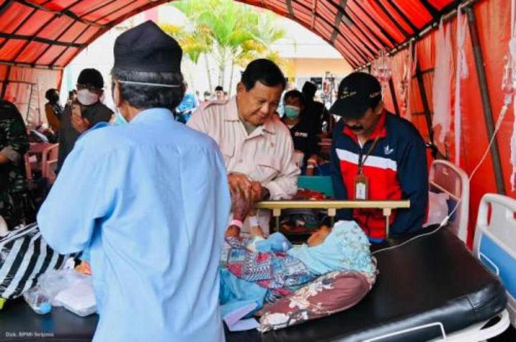 Percepat Agenda di Kamboja, Prabowo Langsung Sambangi Korban Gempa Cianjur