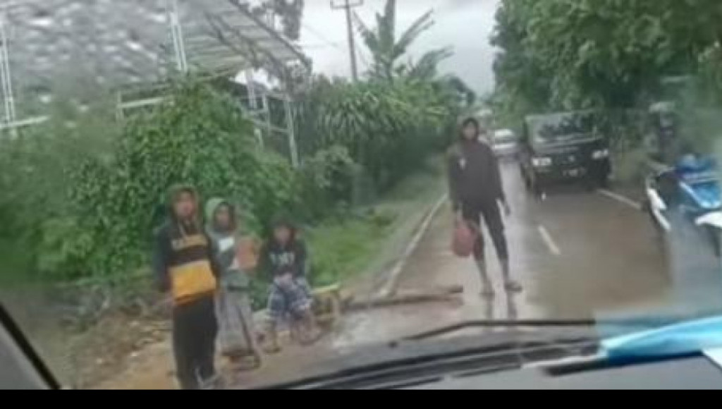 Setop Mobil Bantuan Gempa Secara Paksa, Pemuda di Cianjur Ini Minta Maaf