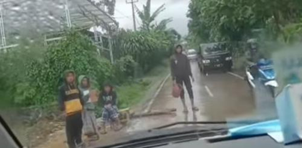 Viral! Warga Korban Gempa Cianjur Minta Bantuan Secara Paksa pada Pengemudi Mobil
