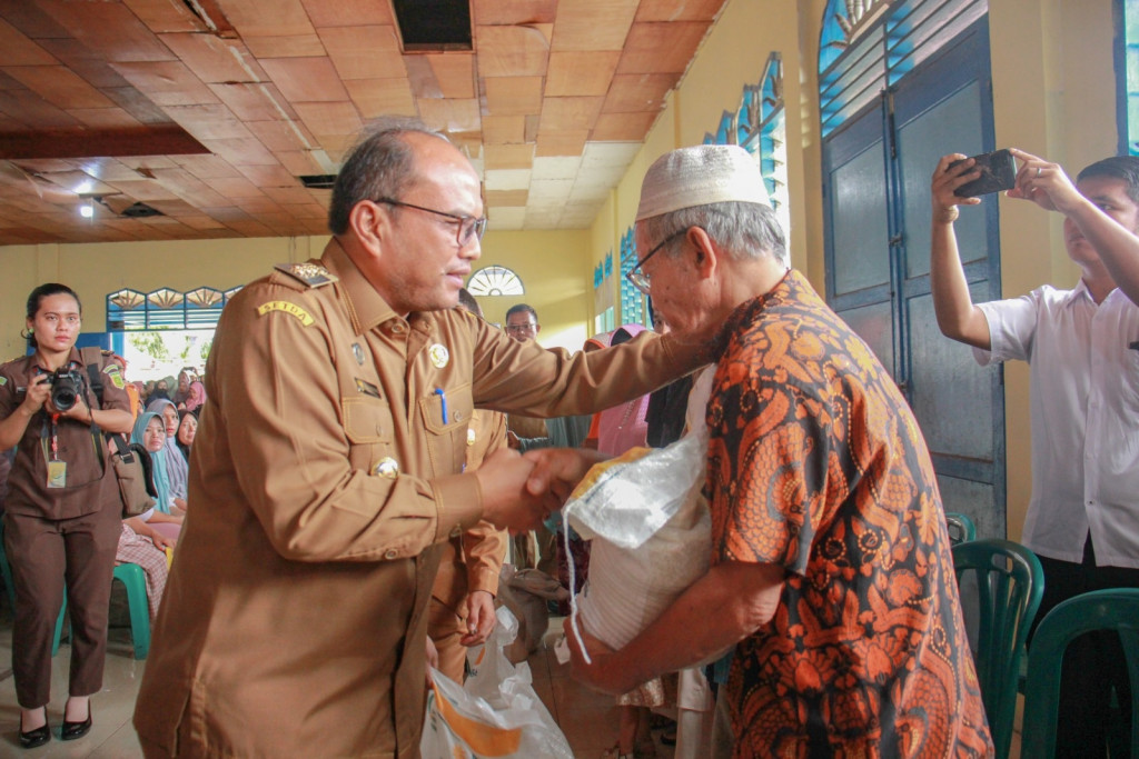 Pj Wali Kota Padangsidimpuan Salurkan Bantuan Pangan: Sentuhan Kemanusiaan di Tengah Kesulitan Ekonomi