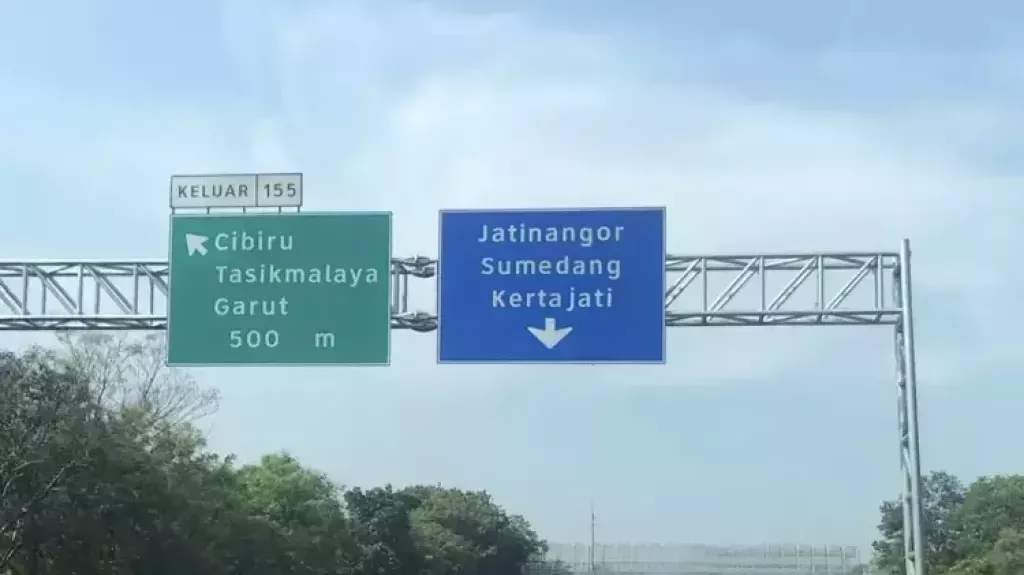 Ini Perbedaan Papan Rambu Penunjuk Jalan Warna Hijau dan Biru di Jalan Tol