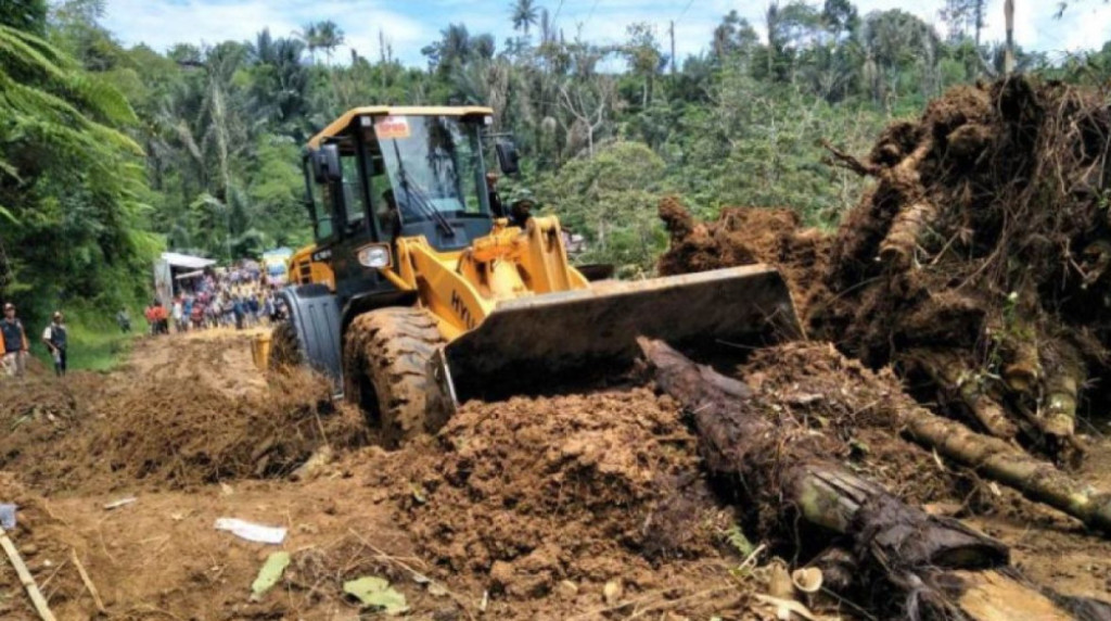 Pemkab Rejang Lebong Kirim Bantuan Alat Berat Atasi Longsor di Lebong