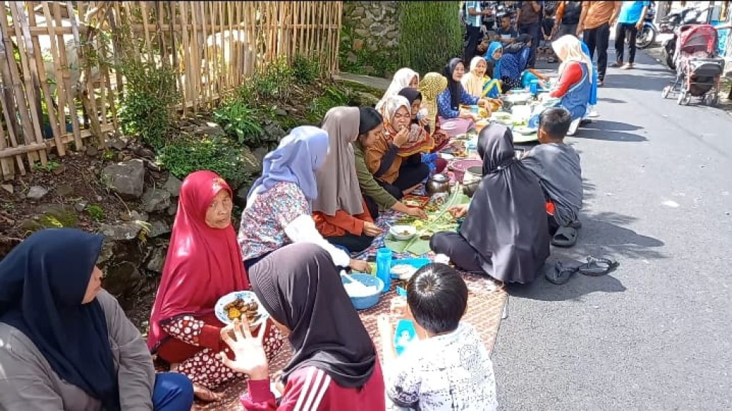 Warga Sumedang Makan Bersama di Jalan yang Baru Diperbaiki Setelah 10 Tahun Rusak