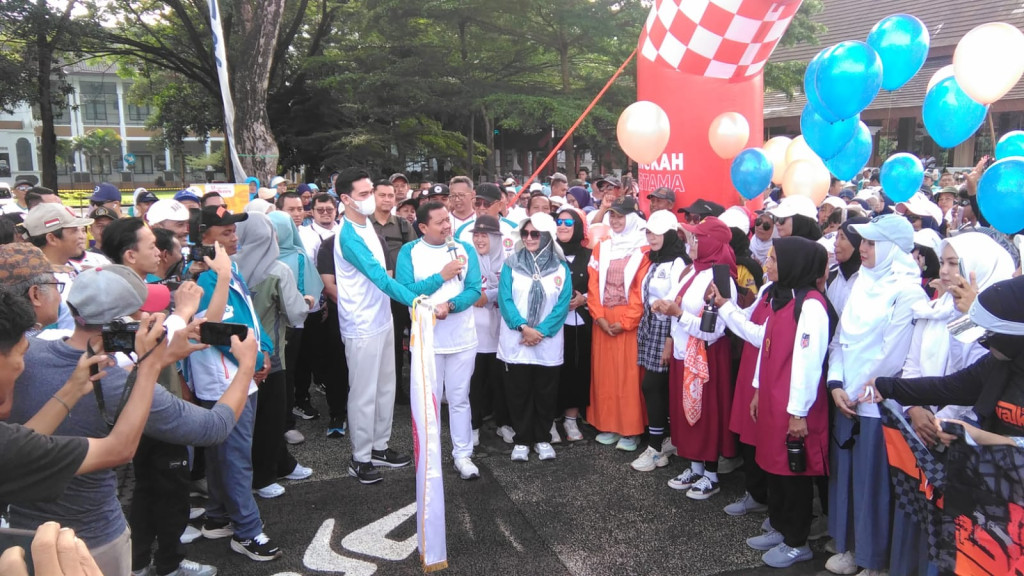 10 Ribu Peserta Ikuti Gerak Jalan Santai HUT ke-80 PGRI dan HGN di Sumedang