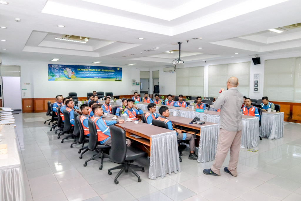 YBM PLN UP3 Purwakarta Turut Sukseskan Gelar Gebyar PKH 2025 “Satu Desa Satu Sarjana”, Berbagi Peralatan Penunjang Pendidikan dengan Semangat Jelang Hari Listrik Nasional