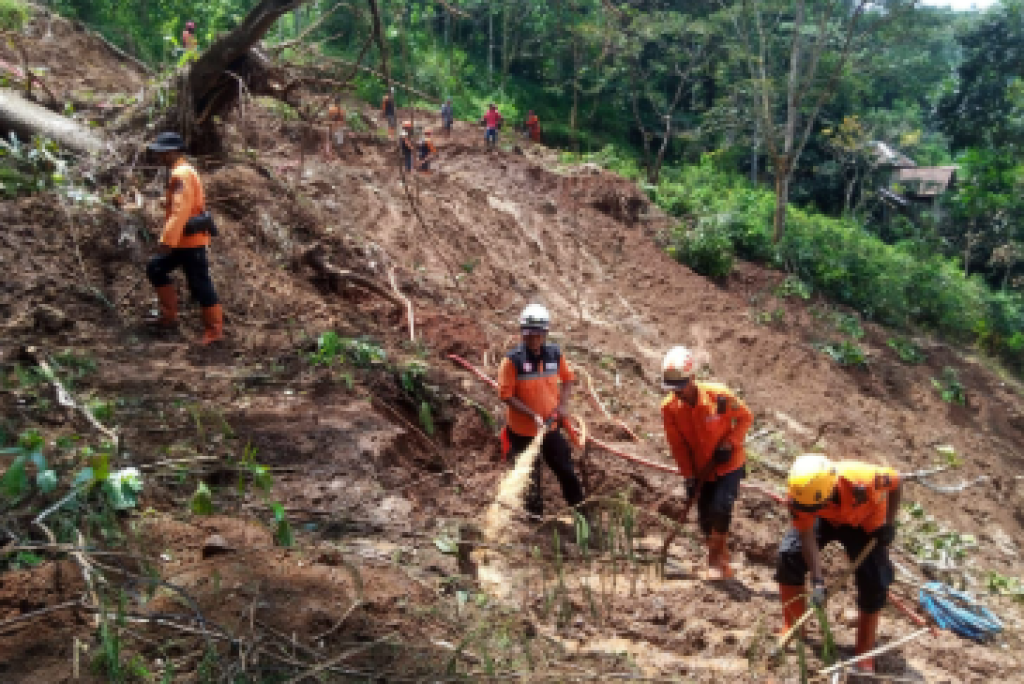 Akses Putus, Tim PLN Jalan Kaki 64 Km Demi Perbaiki Gardu Induk di Sibolga