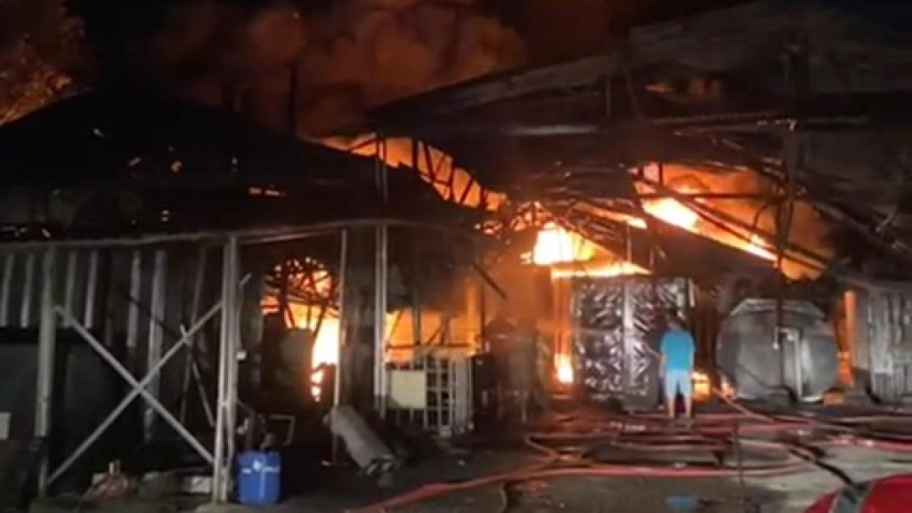 Api Gudang Oli Bekas Baru Bisa Dikendalikan Pagi Ini, Damkar Beberkan Kendalanya