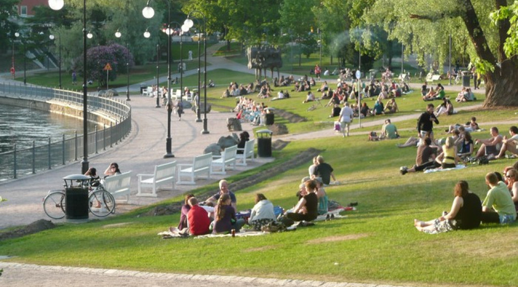 Banyak Warga Nganggur, Negara Kaya & Paling Bahagia Ini Dilanda Krisis