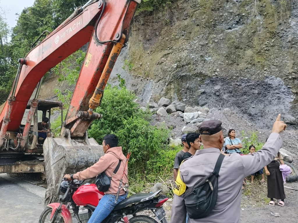 Bencana alam tanah longsor di Jalan Lintas Langkat - Tanah Karo
