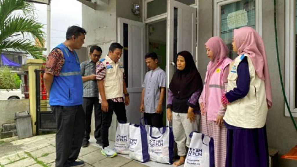 Bentuk Kepedulian, YBM dan PLN Salurkan Bantuan untuk Penyandang Tunanetra di Cibinong