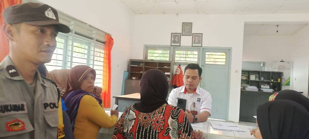 Bhabinkamtibmas Polsek Sosopan Kabupaten Palas Pastikan Penyaluran BLTSKESRA, Lancar dan Aman Bagi Masyarakat Penerima Manfaat