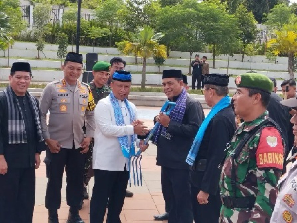Bulan Gotongroyong Governmen Kota Depok Salurkan Bibit Pohon - Peralatan Kebersihan