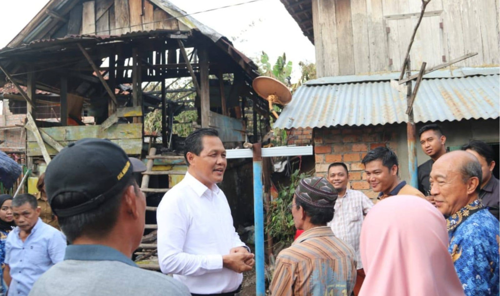 Bupati Muara Enim Edison Serahkan Bantuan Korban Kebakaran di Desa Kepur