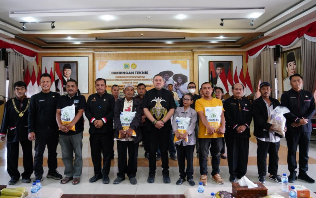 Bupati Pakpak Bharat Bagi Bibit Jagung dan Padi ke Koptan