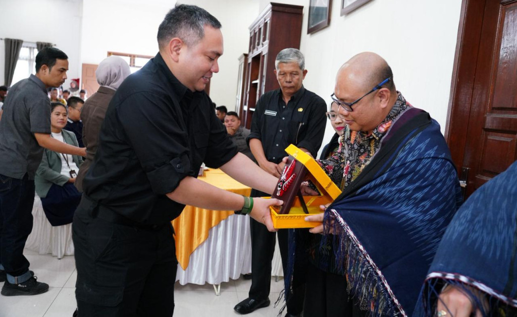 Bupati Pakpak Bharat Hadiri Pisah Sambut Kajari Dairi