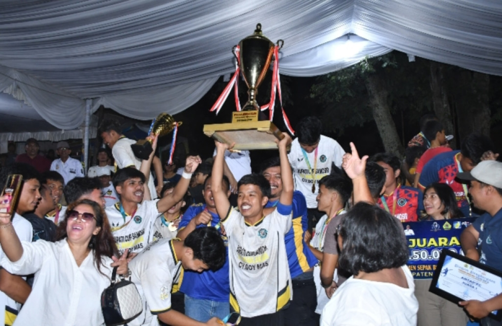 Bupati Samosir Serahkan Piala Bergilir Bupati Cup III Pada Juara I Antap FC dan Piagam Penghargaan Pada Pihak Sponsor