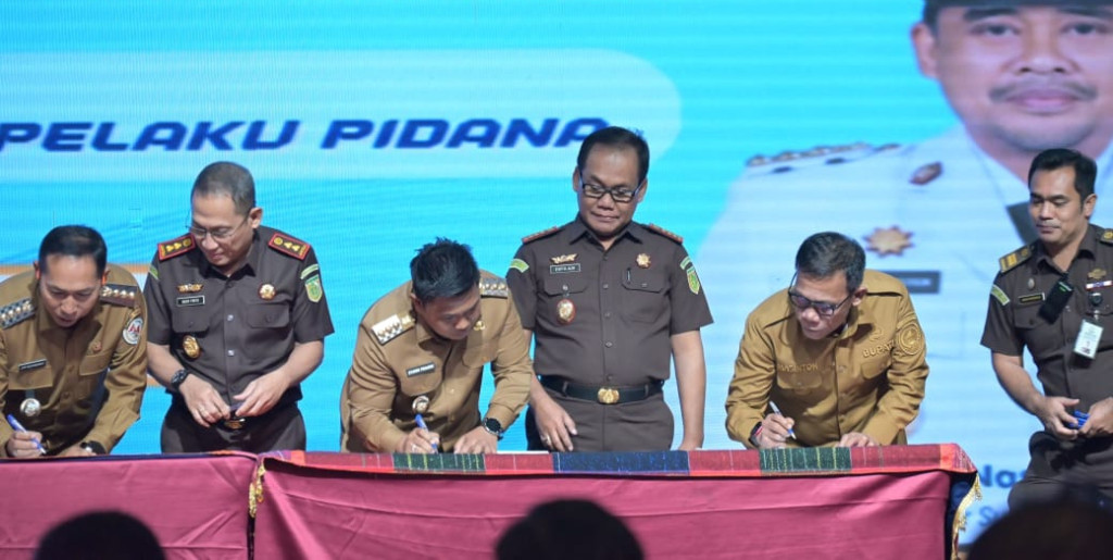 Bupati Tapteng Tandatangani MoU Penerapan Pidana Kerja Sosial dengan Kejati dan Gubsu
