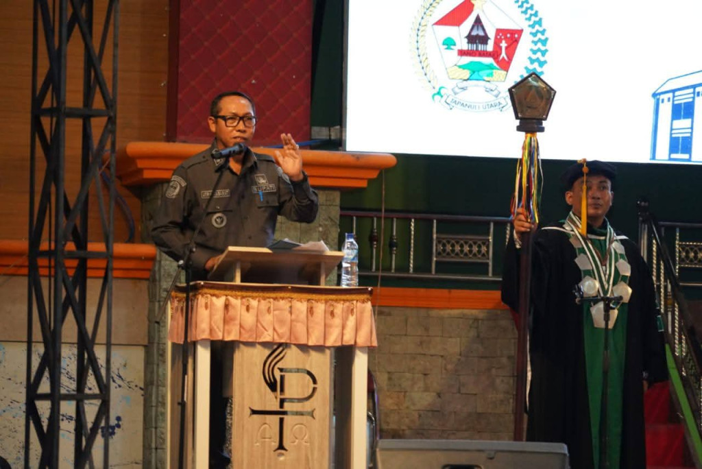 Bupati Taput Hadiri Wisuda XI IAKN Tarutung, Tegaskan Komitmen Pemerintah Daerah Dalam Pengembangan SDM Unggul