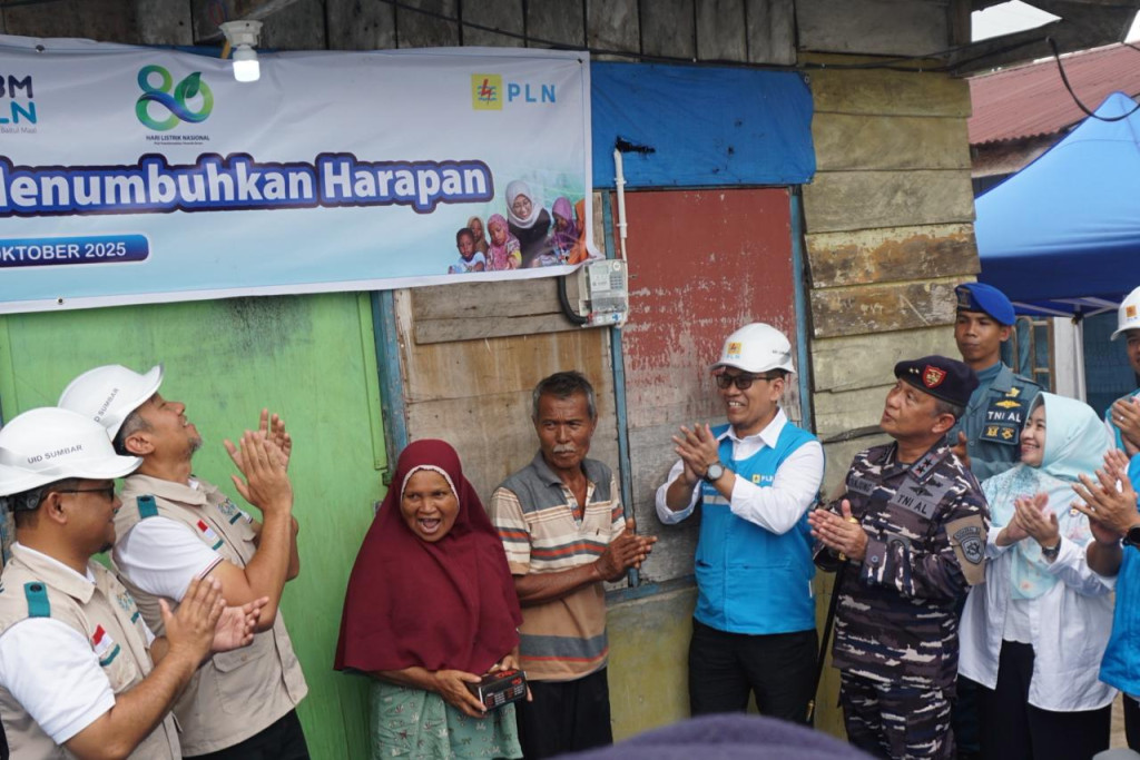 Cahaya Harapan Menyala di Teluk Buo: PLN Hadirkan Listrik Gratis bagi Warga Pesisir Padang