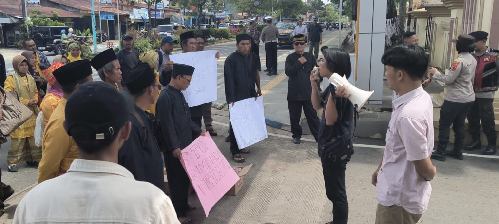 Dedi Ditetapkan Tersangka, Lembaga Adat Melayu Badang Geruduk Mapolda Jambi: “Stop Kriminalisasi Petani !”