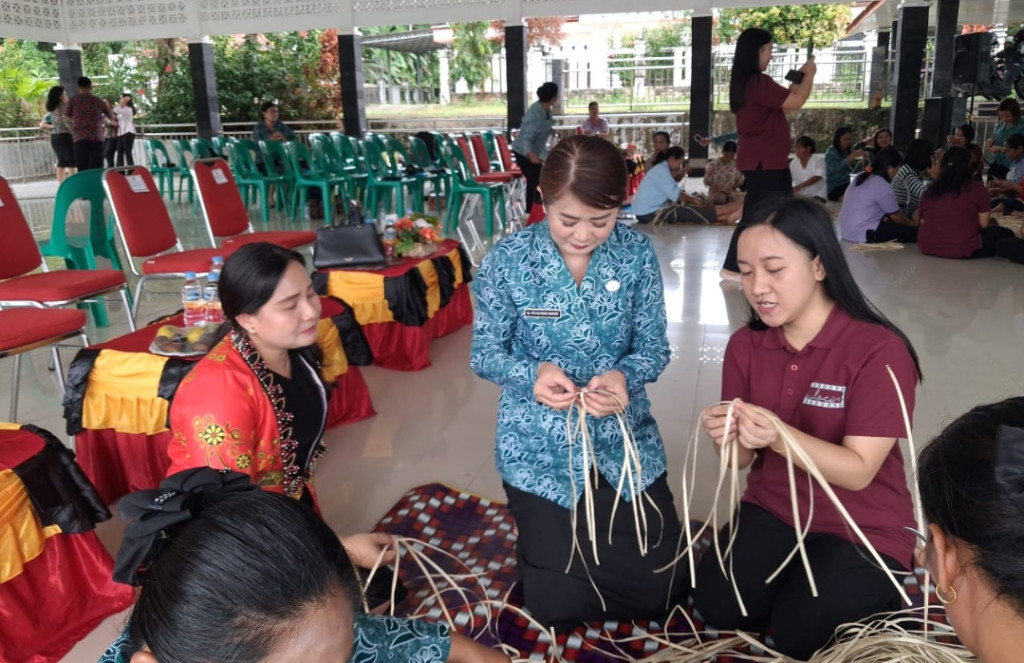 Dinas PMD dengan TP PKK Nias Barat Adakan Pelatihan Bikin Anyaman, Sabun dan Pemasaran Digital