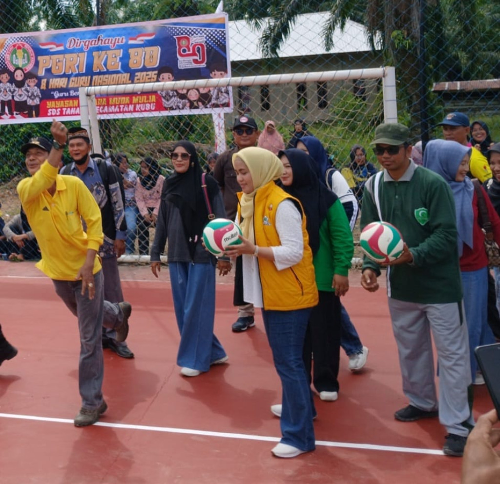Dr. Hj. Karmila Sari Resmi Buka Turnamen Bola Voli Kemenpora 2025 di Rohil: Hadirkan 34 Tim, Gaungkan Semangat Sportif dan Edukatif