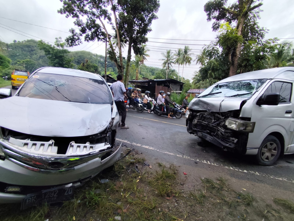Dua Minibus Adu Kambing di Padangsidimpuan, Jalan Licin Penyebab Kecelakaan