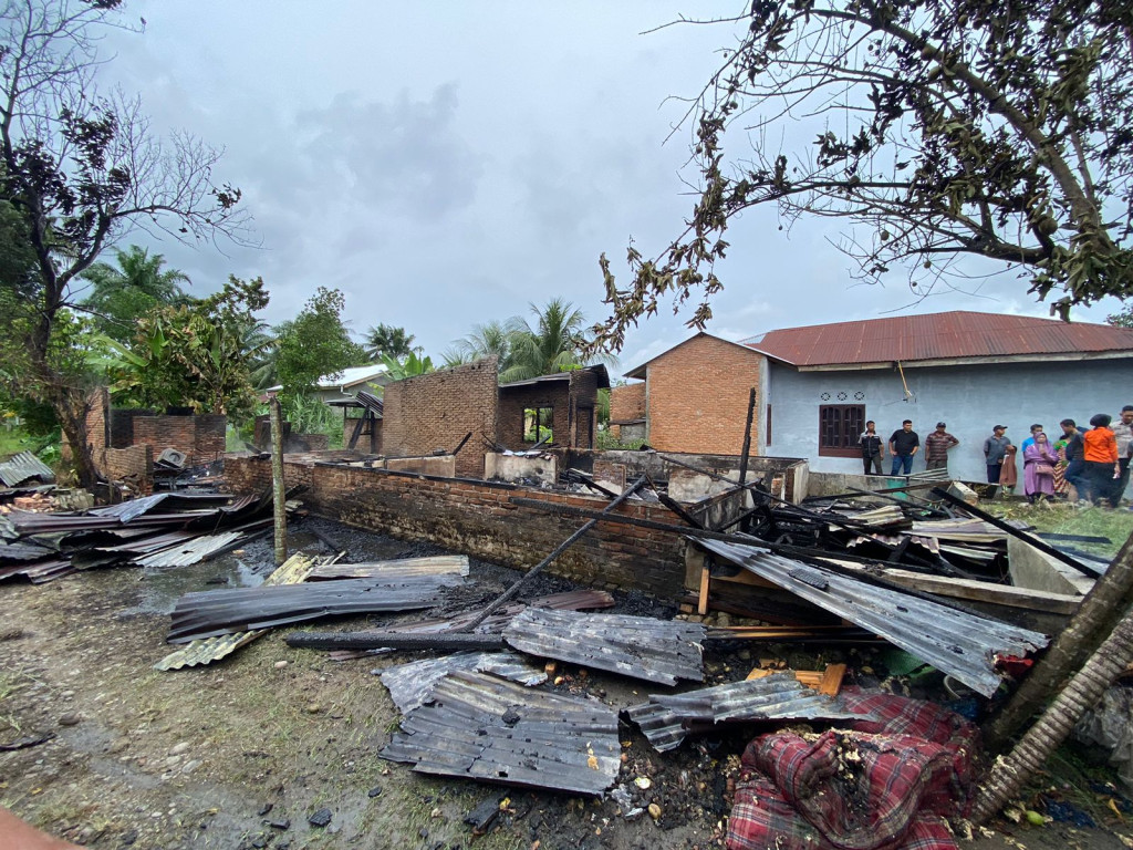 Dua Unit Rumah Semi Permanen Terbakar di Binjai Selatan