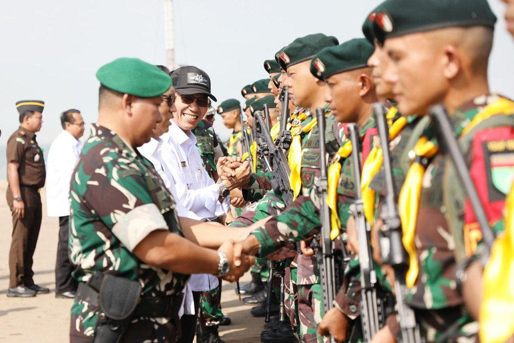 Emban Tugas Jaga Kedaulatan Negara, Amsakar Ikut Memberangkatkan 450 Prajurit Yonif 136/Tuah Sakti