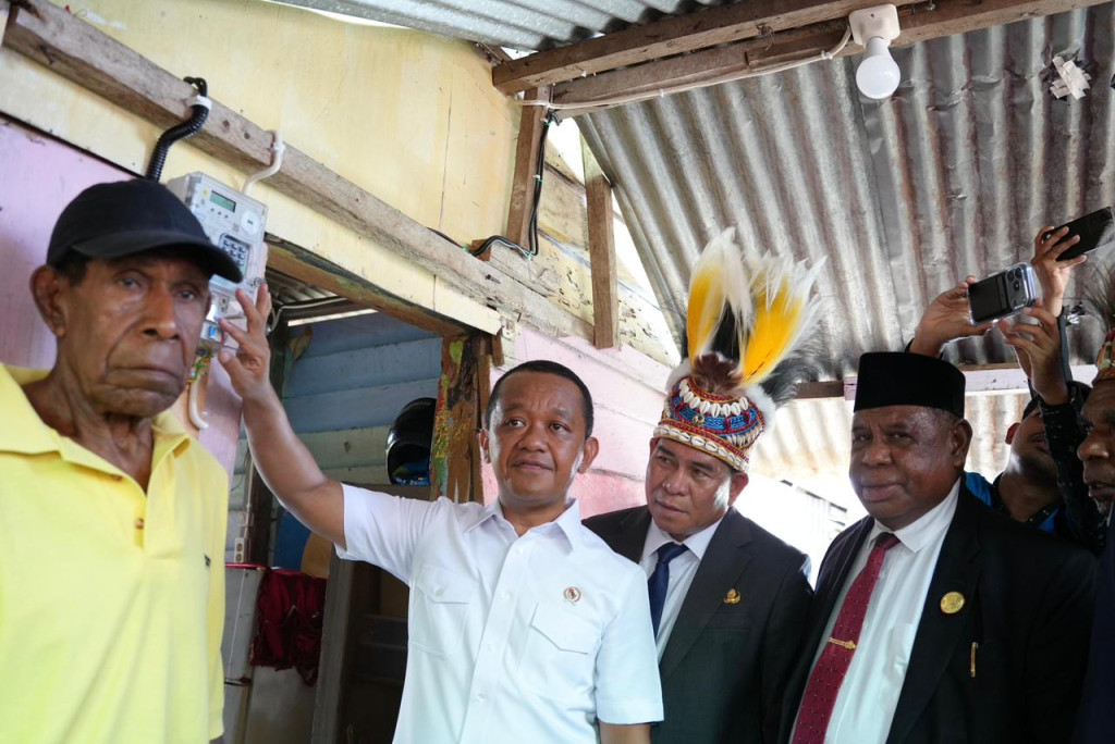 ESDM dan PLN Sambungkan Listrik Gratis di Fakfak, Target Seluruh Kampung Terang 2027