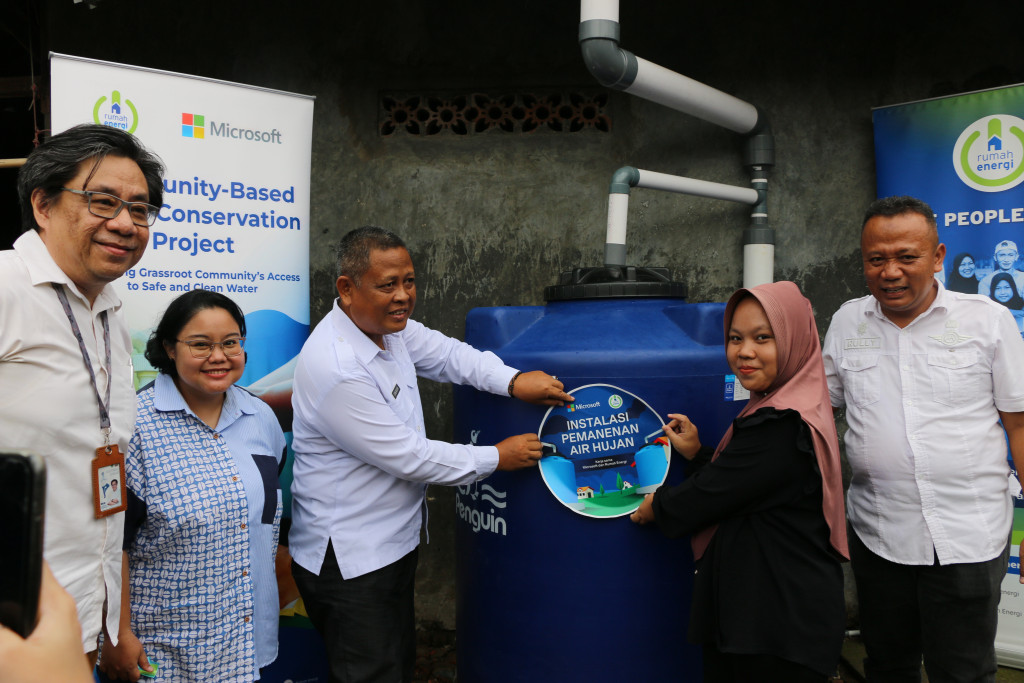 Hadirkan Akses Air Bersih di Bekasi dan Karawang, Rumah Energi dan Microsoft Bangun 10 Unit Konservasi Air Hujan