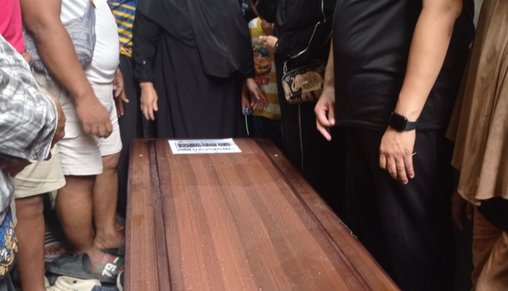 Isak Tangis Iringi Kedatangan Jenazah Muhammad Farhan di Rumah Duka