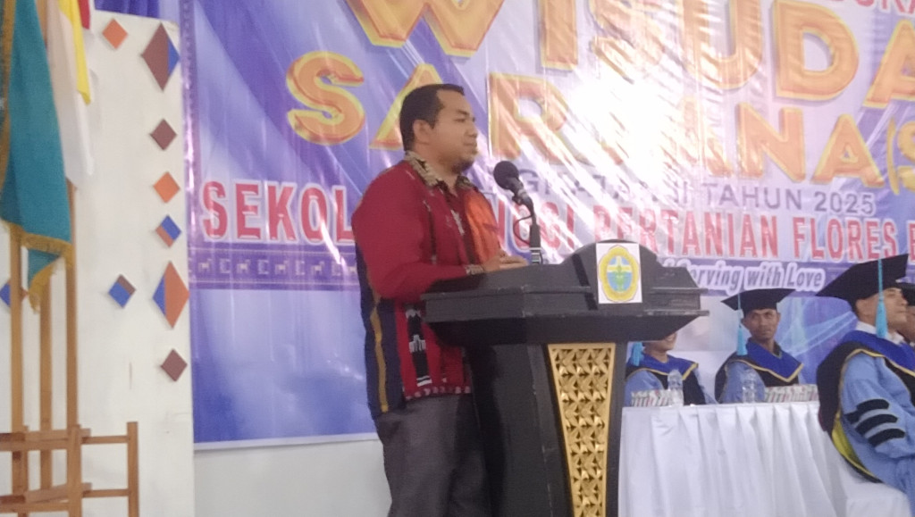 Jadilah Generasi Yang Menghidupkan Ilmu, Pesan Romi Juji kepada Winisuda STIPER Flores Bajawa