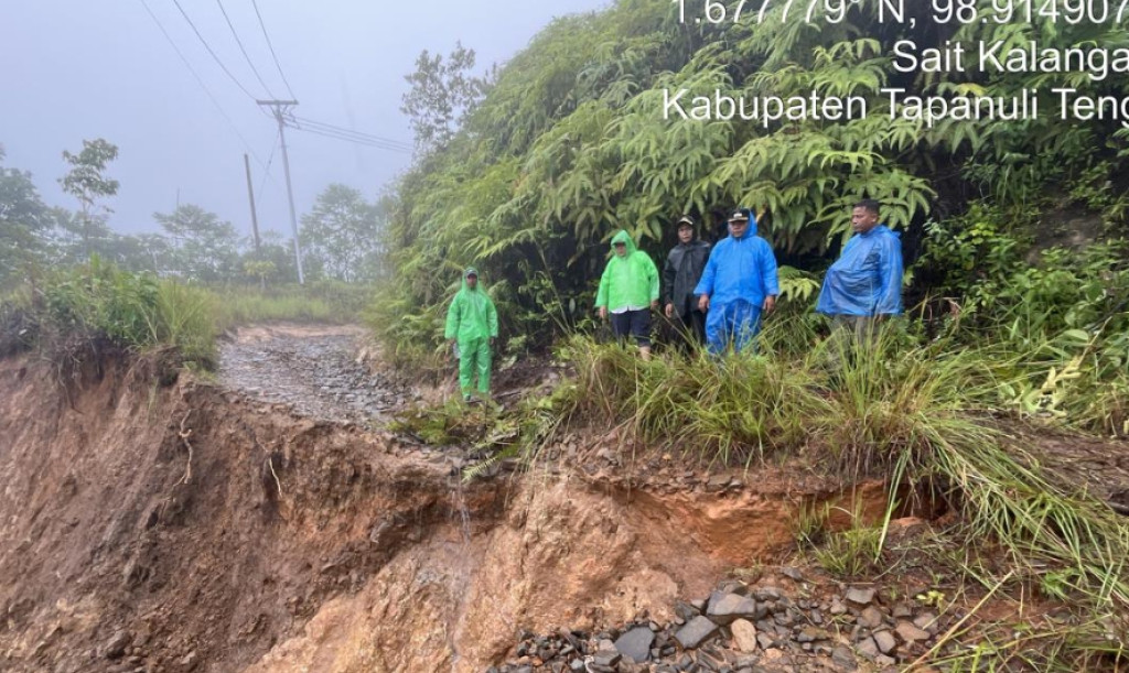 Jalan Huta Nabolon Longsor, Dinas PUPR Tapteng Kerahkan Alat Berat