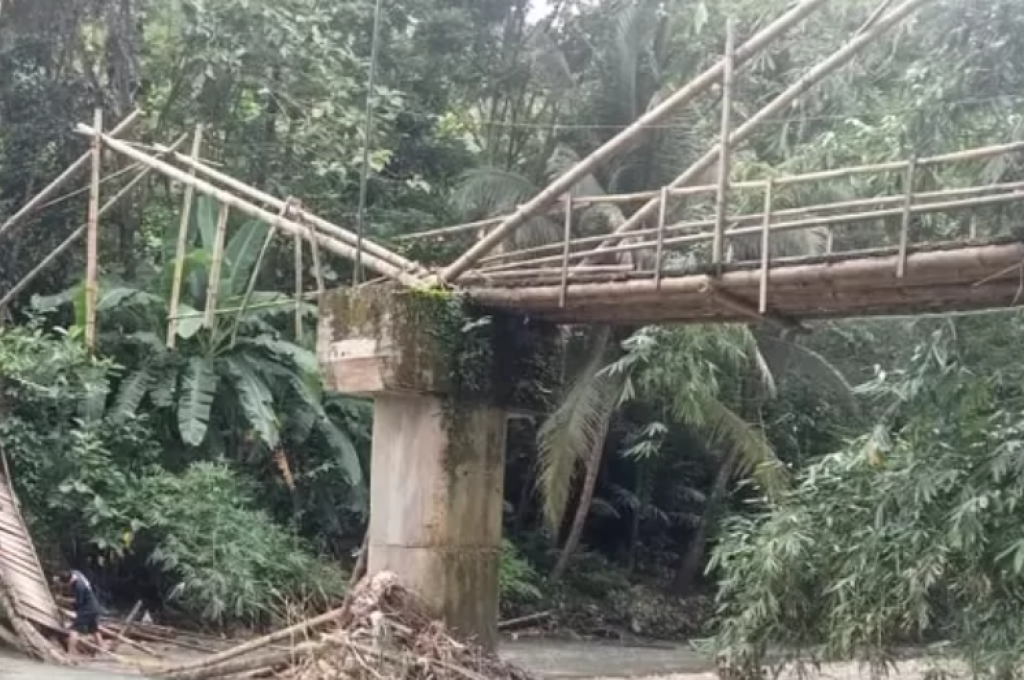Jembatan Gantung Ambruk di Banyumas, 7 Pegawai PLN Terlempar ke Sungai