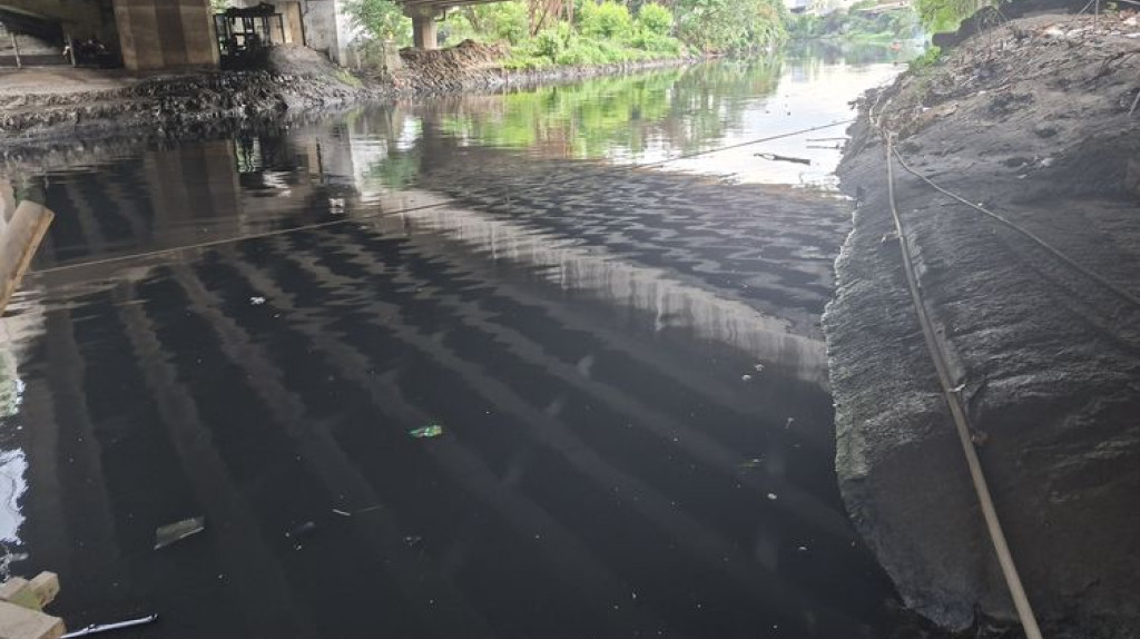 Kali Cakung Drain Menghitam Diduga Mengandung B3, Pemprov DKI Bakal Tindak Pembuang Limbah Ilegal